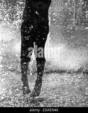 KIEV, UKRAINE - 05 juin 2018: Enfants gaies et heureux jouant dans une fontaine d'eau et appréciant les ruisseaux frais de l'eau en une journée chaude. Été chaud. Banque D'Images