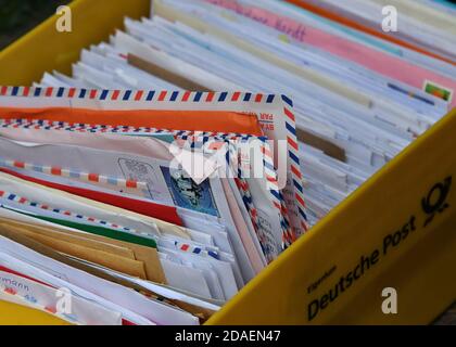 Himmelpfort, Allemagne. 12 novembre 2020. Une boîte de courrier de Noël se trouve à Himmelpfort. Jusqu'à la veille de Noël, il répondra à nouveau aux lettres des enfants d'Allemagne et du monde entier avec le soutien de ses 20 aides qui travaillent dur. Cependant, en raison du danger continu d'infection de corona, il n'y aura malheureusement pas de bureau de poste de Noël accessible au public cette année et le Père Noël et ses anges ne peuvent pas être visités dans le village de Noël. Credit: dpa Picture Alliance/Alay Live News Banque D'Images