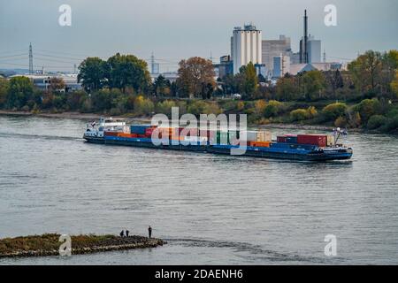 Navire-conteneur sur le Rhin près de Krefeld, NRW, Allemagne Banque D'Images