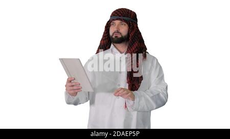 Sheikh utilisant une tablette numérique et marchant sur fond blanc. Banque D'Images