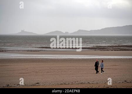 Port de plaisance de Swansea, Swansea, Royaume-Uni. 12 novembre 2020. Les gens bravent les gales et la pluie sur la plage de Swansea Bay aujourd'hui dans le temps humide et venteux qui balaie le Royaume-Uni. Credit: Phil Rees/Alamy Live News Banque D'Images