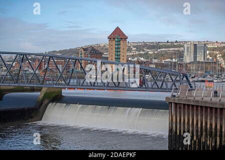 Port de plaisance de Swansea, Swansea, Royaume-Uni. 12 novembre 2020. Les gens traversent aujourd'hui la passerelle reliant les stations d'accueil de Swansea à la marina de Swansea lors d'une pause dans le temps humide et venteux qui traverse le Royaume-Uni. Credit: Phil Rees/Alamy Live News Banque D'Images