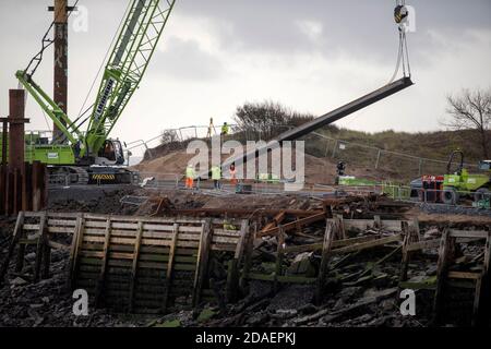 Port de plaisance de Swansea, Swansea, Royaume-Uni. 12 novembre 2020. Les ouvriers lèvent l'acier en place alors qu'ils restaurent aujourd'hui une partie de l'ancien mur de la jetée à Swansea Marina lors d'une pause dans le temps humide et venteux qui traverse le Royaume-Uni. Credit: Phil Rees/Alamy Live News Banque D'Images