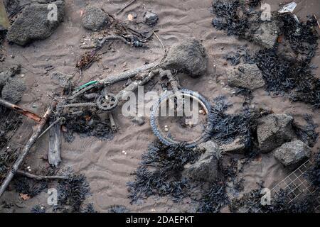 Port de plaisance de Swansea, Swansea, Royaume-Uni. 12 novembre 2020. Un vieux vélo dans la boue et le sable à Swansea Docks aujourd'hui. Credit: Phil Rees/Alamy Live News Banque D'Images