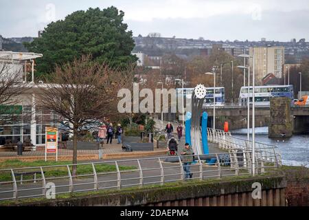 Port de plaisance de Swansea, Swansea, Royaume-Uni. 12 novembre 2020. Aujourd'hui, lors d'une pause dans le temps humide et venteux qui traverse le Royaume-Uni, les clients font des courses en dehors de Sainsburys à Swansea Marina. Credit: Phil Rees/Alamy Live News Banque D'Images