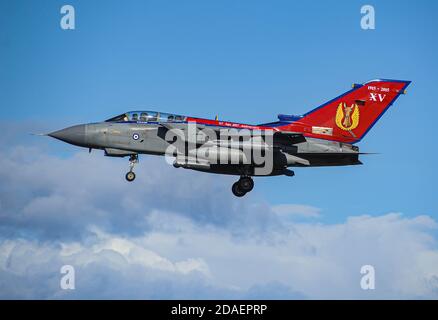 Panavia GR4 avion d'aviateur à voilure tournante RAF rapide arrivant à l'atterrissage à l'avion RAF Lossiemouth à Moray, dans le nord-est de l'Écosse. Banque D'Images