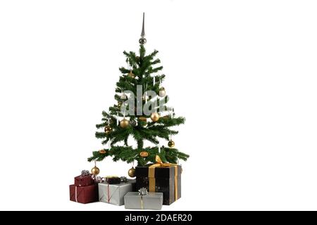 un arbre de noël décoré avec des boules, des bougies et des cadeaux dessous sur fond blanc Banque D'Images