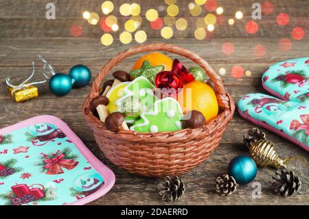 Panier de Noël coloré avec gâteries sur fond de bois. Mise au point sélective Banque D'Images