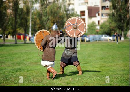 Réacteurs vêtus d'armure d'un ancien footmen russe reconstruction des épées lutte Banque D'Images