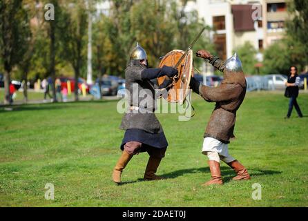 Réacteurs vêtus d'armure d'un ancien footmen russe reconstruction des épées lutte Banque D'Images