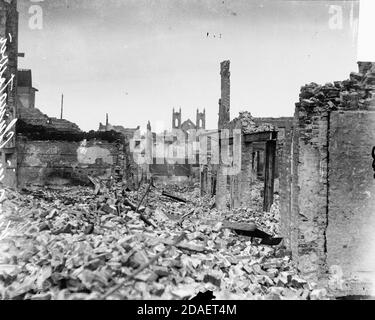 Vue sur les bâtiments de Chinatown en ruines après le tremblement de terre de 1906 San Francisco, Californie. Banque D'Images
