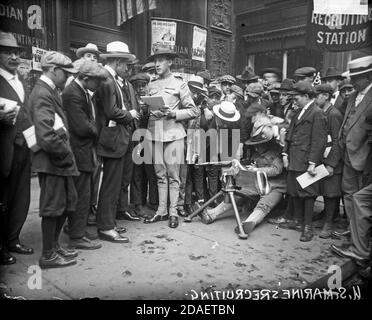 Un soldat faisant la démonstration d'une mitrailleuse à l'extérieur de la station de recrutement de U. S. Marines, située au 628 South State Street, Chicago, Illinois. Banque D'Images