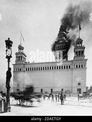 Incendie dans l'immeuble de stockage à froid de l'exposition colombienne du monde, Chicago, Illinois, le 10 juillet 1893. Banque D'Images