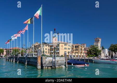 Géographie / Voyage, Italie, Lombardie, Sirmione, Lac de Garde, hôtel sur le port de Sirmione sur le Lak, droits-supplémentaires-déstockage-Info-non-disponible Banque D'Images