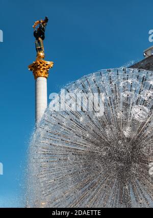 Fontaine sur la place de l'indépendance à Kiev. Le pissenlit forme une fontaine d'eau de parc contre le ciel bleu Banque D'Images