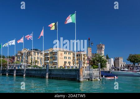 Géographie / Voyage, Italie, Lombardie, Sirmione, Lac de Garde, hôtel sur le port de Sirmione sur le Lak, droits-supplémentaires-déstockage-Info-non-disponible Banque D'Images