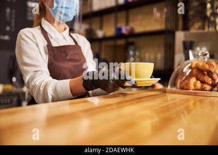 Surface en bois du comptoir du bar et barista travaillant à il Banque D'Images