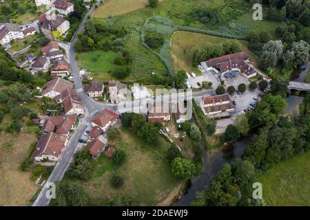 Nans-sous-Sainte-Anne, France, le 3 août 2020 - vue aérienne du village de Doubs de Nans-sous-Sainte-Anne. Près de la source Lison Banque D'Images