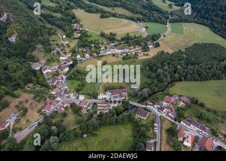 Nans-sous-Sainte-Anne, France, le 3 août 2020 - vue aérienne du village de Doubs de Nans-sous-Sainte-Anne. Près de la source Lison Banque D'Images