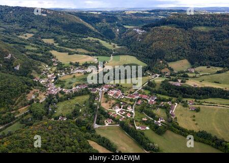 Nans-sous-Sainte-Anne, France, le 3 août 2020 - vue aérienne du village de Doubs de Nans-sous-Sainte-Anne. Près de la source Lison Banque D'Images