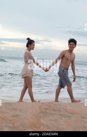 Photo verticale d'un couple heureux dans une mer, Vung Tau Banque D'Images