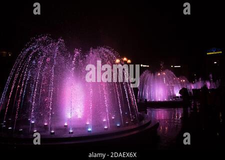 KIEV, UKRAINE - 08 mai 2017 : fontaines musicales de Kiev. Fontaines de lumière et de musique sur Maidan Nezalezhnosti (place de l'indépendance) dans la ville de Kiev la nuit Banque D'Images