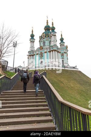 Kiev, Ukraine - 16 novembre 2019 : célèbres rues historiques de Kiev – descente Andreevsky. Église Saint-André sur la descente d'Andreevsky à Kiev Banque D'Images