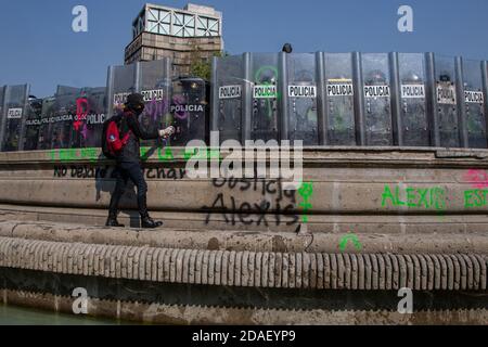 Mexico, Mexique. 11 novembre 2020. Les femmes participent à une manifestation à la Maison de représentation du gouvernement de Quintana Roo à Mexico, après le meurtre de Bianca Alejandrina 'Alexis' à Cancun et l'exigence de justice pour leur féminicide. (Photo par Eyepix Group/Pacific Press) crédit: Pacific Press Media production Corp./Alay Live News Banque D'Images