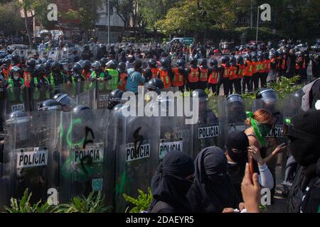 Mexico, Mexique. 11 novembre 2020. Les femmes participent à une manifestation à la Maison de représentation du gouvernement de Quintana Roo à Mexico, après le meurtre de Bianca Alejandrina 'Alexis' à Cancun et l'exigence de justice pour leur féminicide. (Photo par Eyepix Group/Pacific Press) crédit: Pacific Press Media production Corp./Alay Live News Banque D'Images