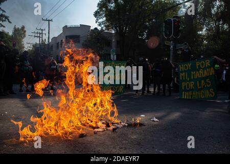 Mexico, Mexique. 11 novembre 2020. Les femmes participent à une manifestation à la Maison de représentation du gouvernement de Quintana Roo à Mexico, après le meurtre de Bianca Alejandrina 'Alexis' à Cancun et l'exigence de justice pour leur féminicide. (Photo par Eyepix Group/Pacific Press) crédit: Pacific Press Media production Corp./Alay Live News Banque D'Images