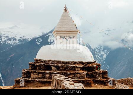 Belle pierre blanche traditionnelle Stupa avec les yeux de Budda dans l'Himalaya, Népal. Banque D'Images