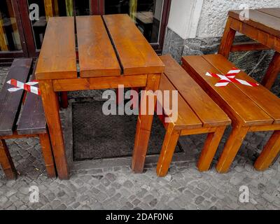 Barrière sur les chaises de restaurant en plein air dans le quartier Friedrichshain de Berlin pendant la fermeture du coronavirus en Allemagne. Banque D'Images