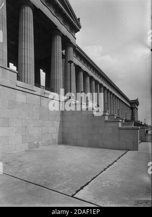 Vue de la moitié est à l'extérieur des colonnes, à Soldier Field ou Grant Park Stadium, architecte Holabird et Roche, à Chicago, Illinois, vers 1924. Banque D'Images