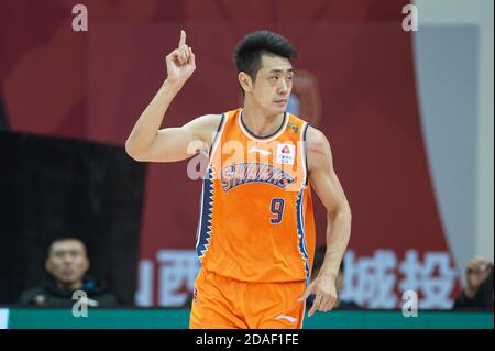 Zhuji, province chinoise de Zhejiang. 12 novembre 2020. JU Mingxin de Shanghai Sharks gestes pendant le 12e match rond entre Shanxi Loongs et Shanghai Sharks à la saison 2020-2021 de la ligue de l'Association chinoise de basket-ball (ABC) à Zhuji, dans la province de Zhejiang en Chine orientale, le 12 novembre 2020. Credit: Jiang Han/Xinhua/Alay Live News Banque D'Images