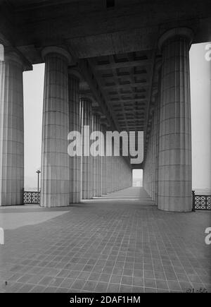 La moitié est à travers les colonnes au stade Soldier Field ou Grant Park, architecte Holabird et Roche, à Chicago, Illinois, vers 1924. Banque D'Images