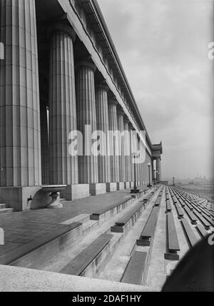 Vue de la moitié est près des colonnes à Soldier Field ou Grant Park Stadium, architecte Holabird et Roche, à Chicago, Illinois, vers 1924. Banque D'Images