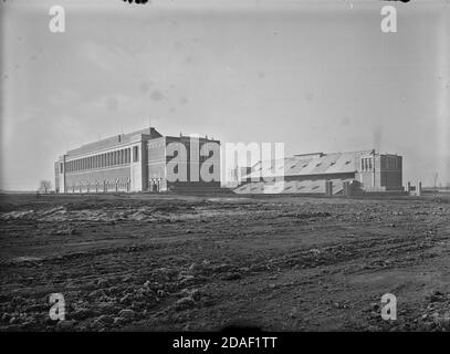 Élévation extérieure montrant les deux côtés de l'Illinois Stadium, l'architecte Holabird et Roche, Champaign, Illinois, vers 1923. Banque D'Images