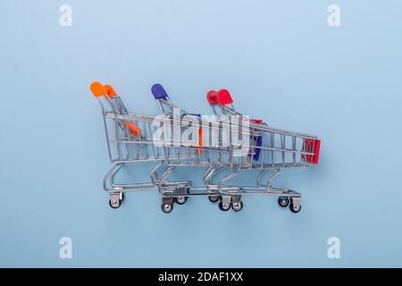 Deux mini-Shopping Carts sur fond bleu vue du dessus copie Espace - image Banque D'Images