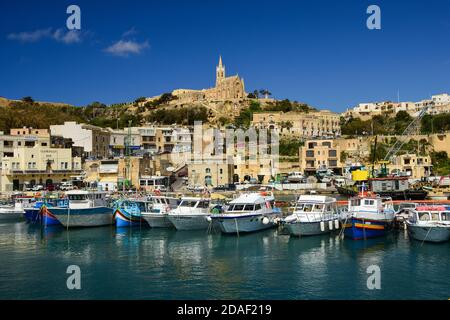 Port de Mgarr à Gozo avec l'église de la Madonna de Lourdes sur la colline, Malte Banque D'Images