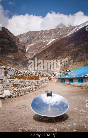 Réchauffer la théière dans une cuisinière solaire. Concept d'écologie. Énergies vertes renouvelables. Népal. Himalaya. Banque D'Images