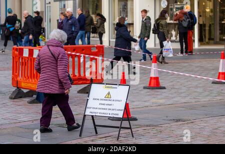 Dundee, Tayside, Écosse, Royaume-Uni. 12 novembre 2020. UK News Covid-19 Lockdown. Il y a eu moins de personnes dans les rues de Dundee et quelques magasins de détail essentiels ouverts depuis l'application de la restriction plus stricte de niveau 3 Covid-19 Lockdown. Quelques résidents locaux sont bien conscients des lignes directrices de distance sociale et le port de masques sont dehors de shopping dans le centre-ville un après-midi froid de novembre. Crédit : Dundee Photographics/Alamy Live News Banque D'Images