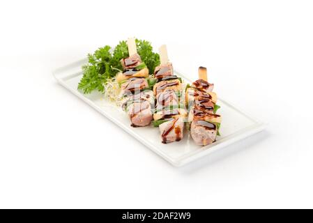 Yakitori poulet de cuisine japonaise grillé sur fond blanc. Banque D'Images