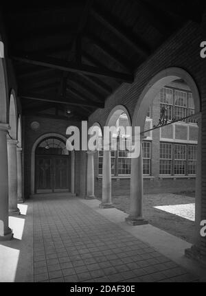 Cloître et école en mission sur le boulevard Irving Park, architecte Raymond Gregori, vers 1923-1936. Banque D'Images