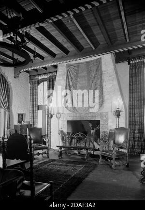 Vue sur le salon et une cheminée dans le Vista del Lago sur 1630 Sheridan Road, architecte Thielbar et Fugard, à Wilmette, Illinois, vers 1923-1936. Banque D'Images