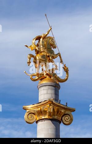 Monument d'or de Saint-Georges tuant le dragon sur la place de la liberté, Tbilissi Banque D'Images