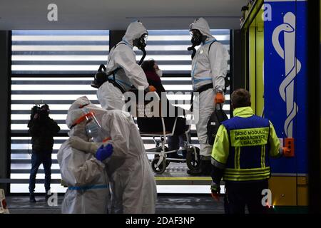 Prague, République tchèque. 12 novembre 2020. Le 12 novembre 2020, les professionnels de la santé portent une civière avec un patient infecté par le coronavirus de l'hôpital Benesov à l'hôpital universitaire de Motol à Prague, en République tchèque. L'hôpital de Benesov est à la limite des possibilités de capacité. Par conséquent, dix patients ventilés ont été transportés par le véhicule d'urgence spécial Atego à l'hôpital universitaire de Motol. Crédit : Roman Vondrous/CTK photo/Alay Live News Banque D'Images