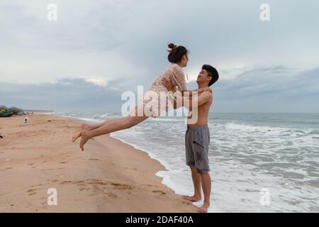 Belle photo d'un couple heureux dans la mer, Vung Tau Banque D'Images