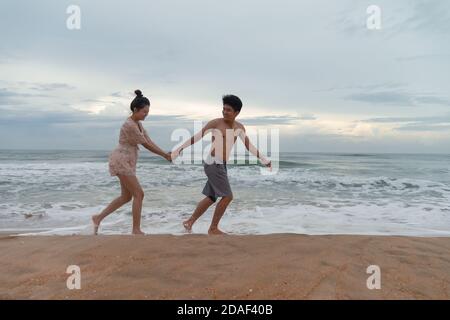 Belle photo d'un couple heureux dans la mer, Vung Tau Banque D'Images