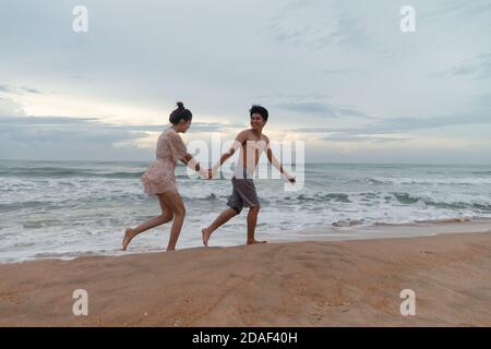 Belle photo d'un couple heureux dans la mer, Vung Tau Banque D'Images