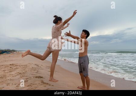 Belle photo d'un couple heureux dans la mer, Vung Tau Banque D'Images